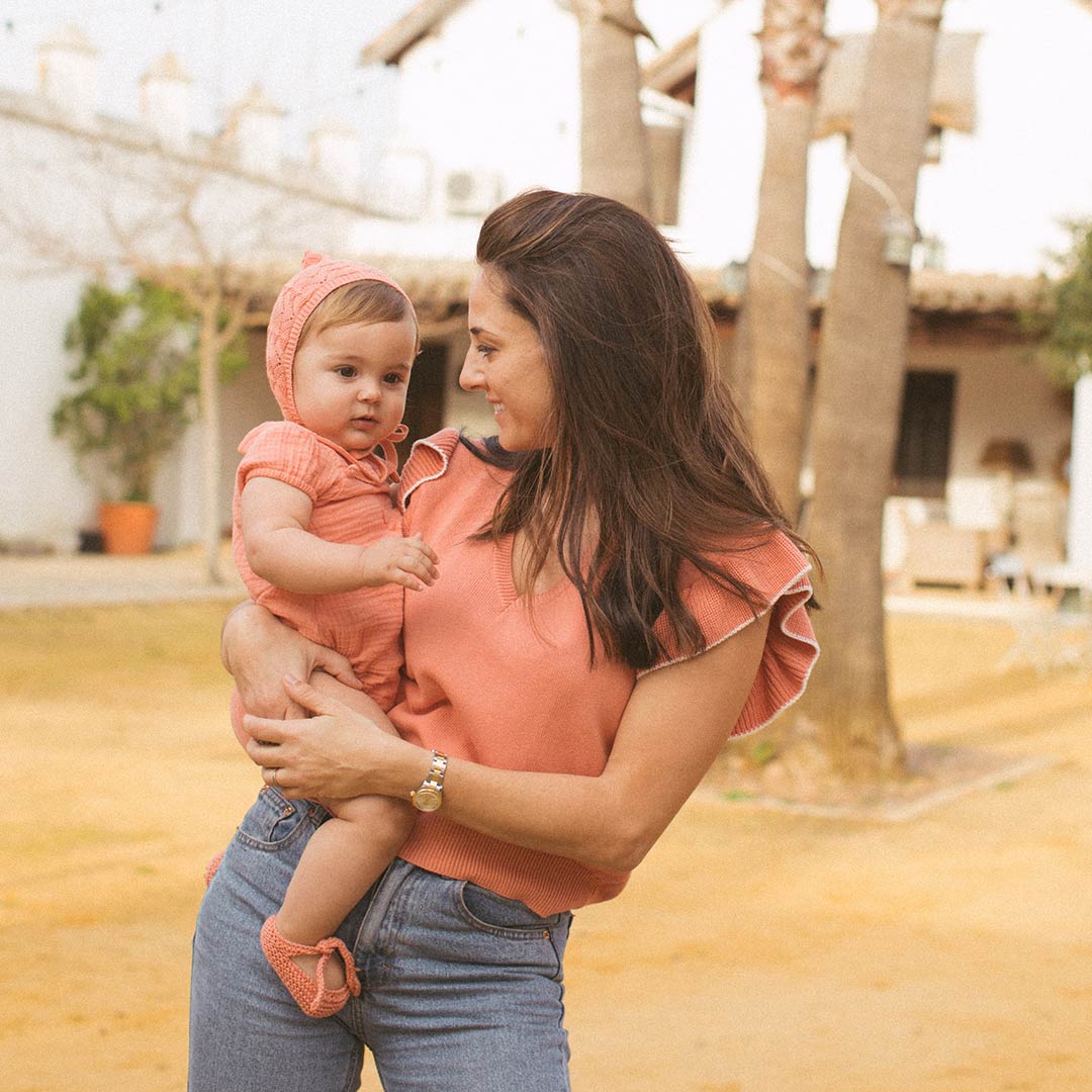 Cotoli es otra firma andaluza con múltiples alternativas para toda la familia. Desde Sevilla, esta pequeña marca nació para «atender las necesidades reales de los papás y mamás de hoy en día, que quieren salir de lo cotidiano sin perder la dulzura propia de la ropa infantil. La comodidad es el eje de sus colecciones, que también incluyen propuestas para los padres.