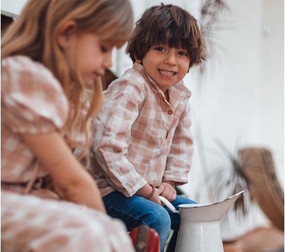 Birinit Petit ofrece múltiples opciones hasta los 10 años. Su nueva colección primavera/verano incluye además de ropa para coordinar hermanos de diferentes edades, camisas para mamás (para ir a juego), zapatos, baño -incluida una colección cápsula para papás-, mascarillas y lazos y diademas para el pelo. ¿Un plus? Todas sus prendas están confeccionadas en España en algodón 100%.