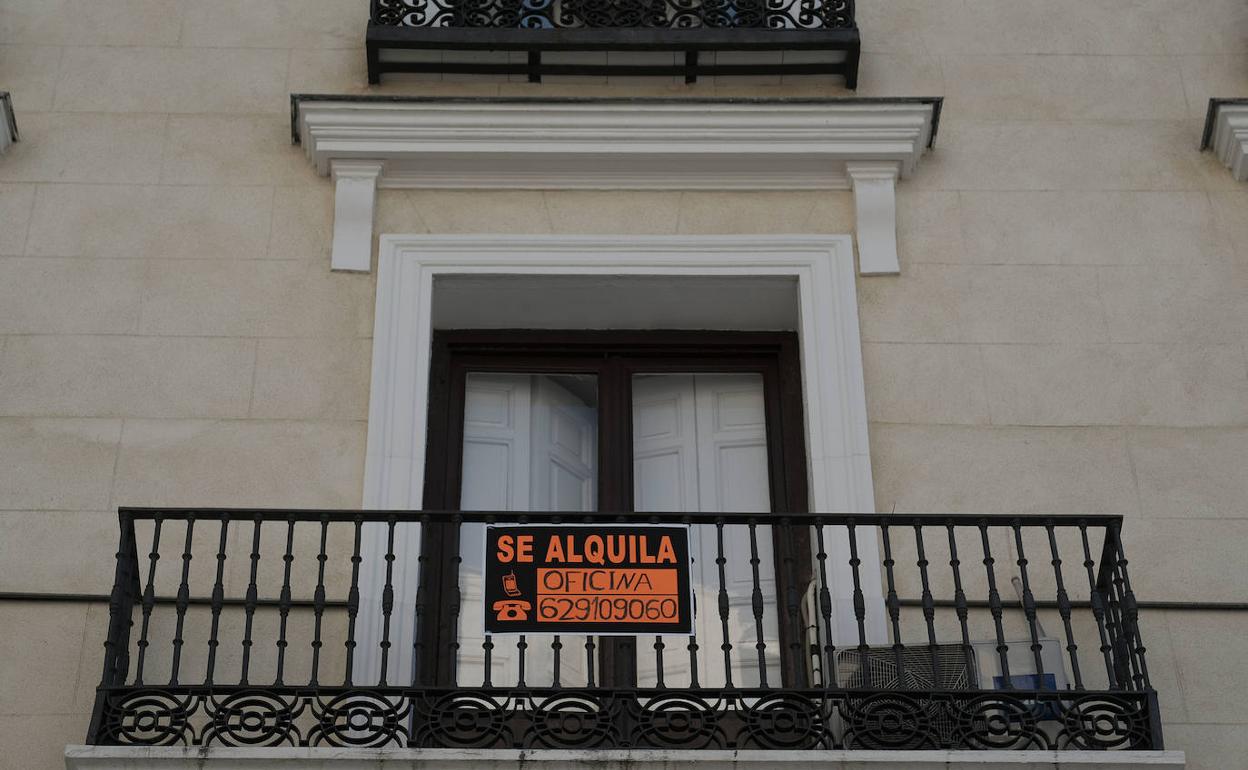 Cartel de 'se alquila' en un edificio de Madrid. 