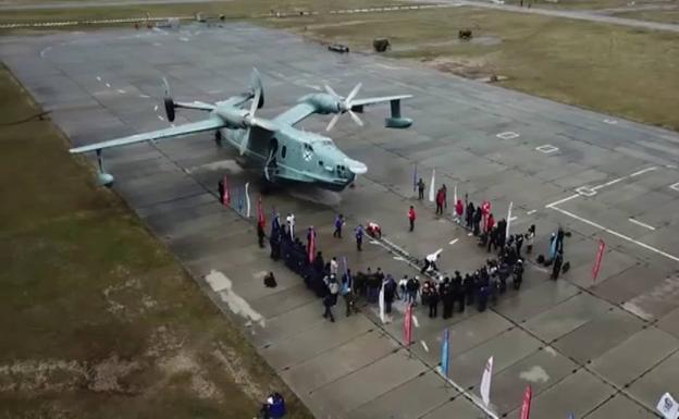 Vídeo: Un levantador de peso ruso logra un record tras arrastrar un avión militar sólo con su cuerpo