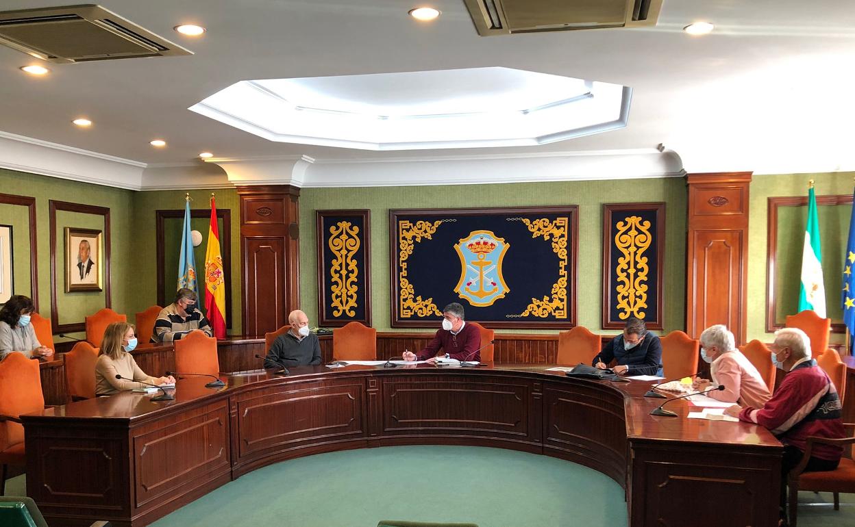 Un momento de la reunión entre el Ayuntamiento y los vecinos de las urbanizaciones de Nerja. 