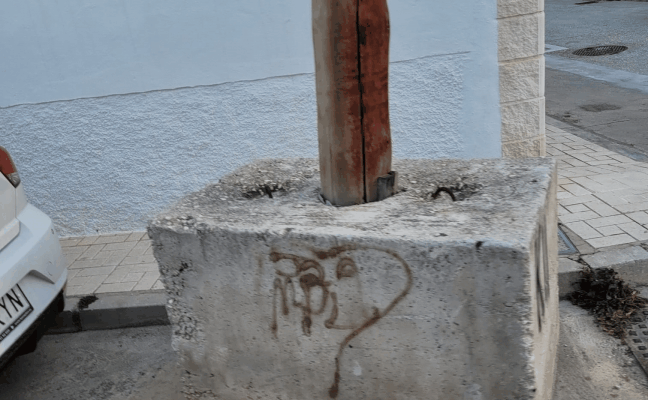 Varias del soporte de piedra del que se quejan los vecinos.