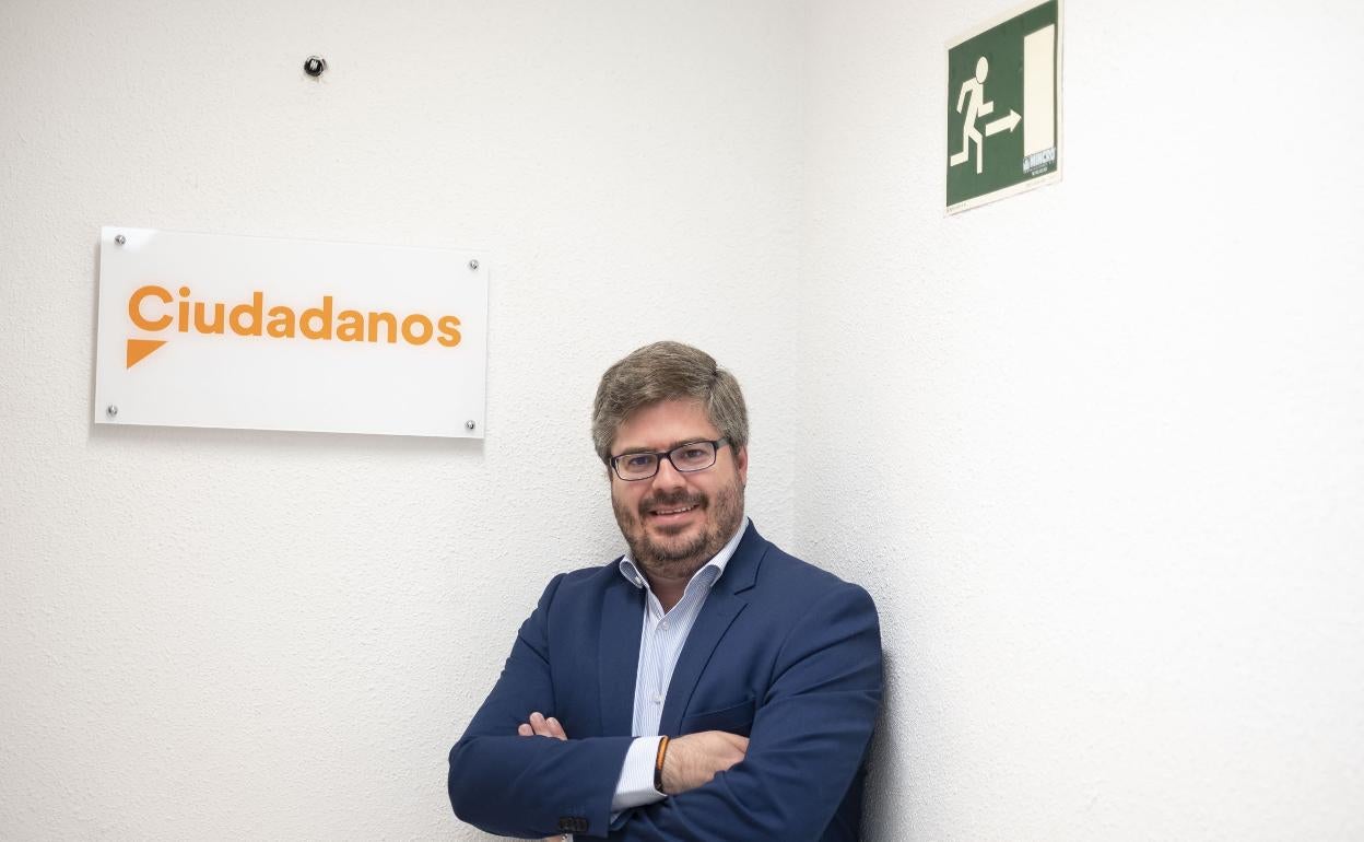 Fran Hervías, bajo el cartel que señala la salida de una sede de Ciudadanos