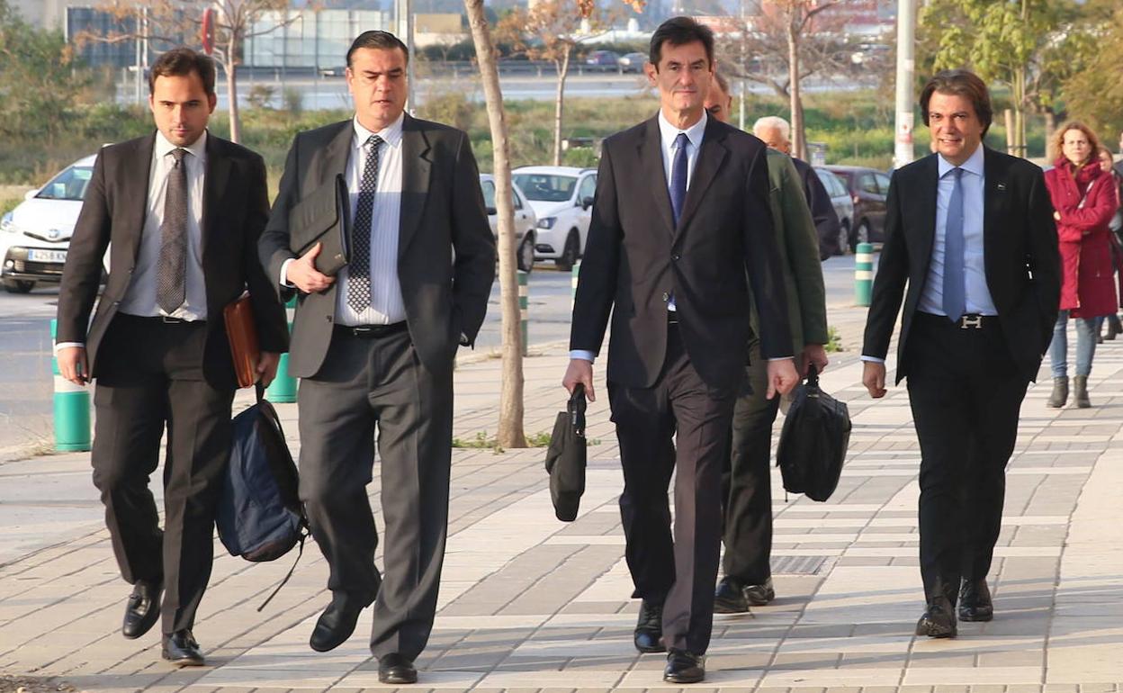 El equipo de defensa de BlueBay, con Gonzalo Hervás y Jamal Satli a la derecha. 