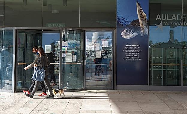 La imagen muestra la entrada al museo del Aula del Mar, en el Palmeral de las Sorpresas. 
