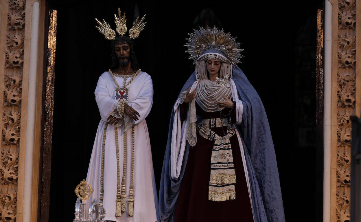 Jesús Cautivo y la Virgen de la Trinidad en el dintel de la iglesia de San Pablo en la misa de alba de 2019.