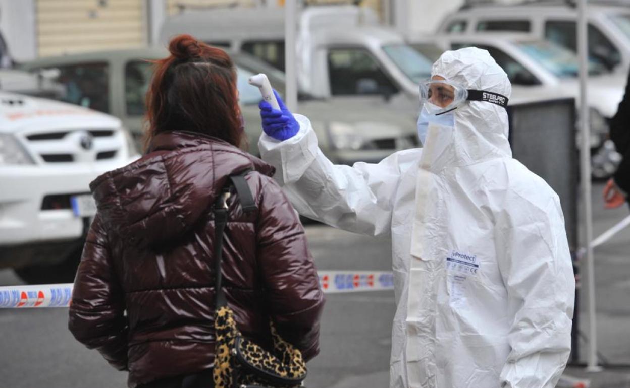 Andalucía registra 49 muertes, supera los mil contagios y rebaja su tasa tras cuatro días al alza