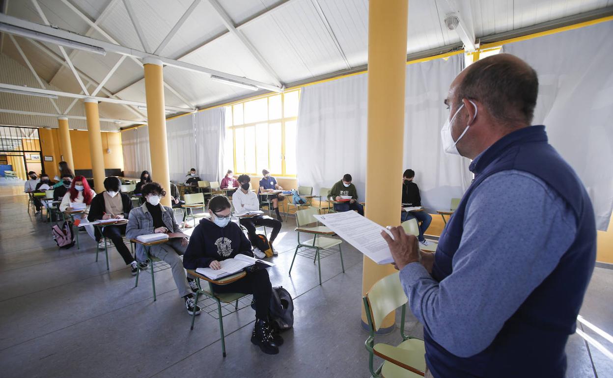 El profesor Antonio González Naranjo imparte su clase de Lengua Castellana y Literatura a sus alumnos de segundo de Bachillerato (Ciencias) en el salón de actos del IES Mediterráneo. 