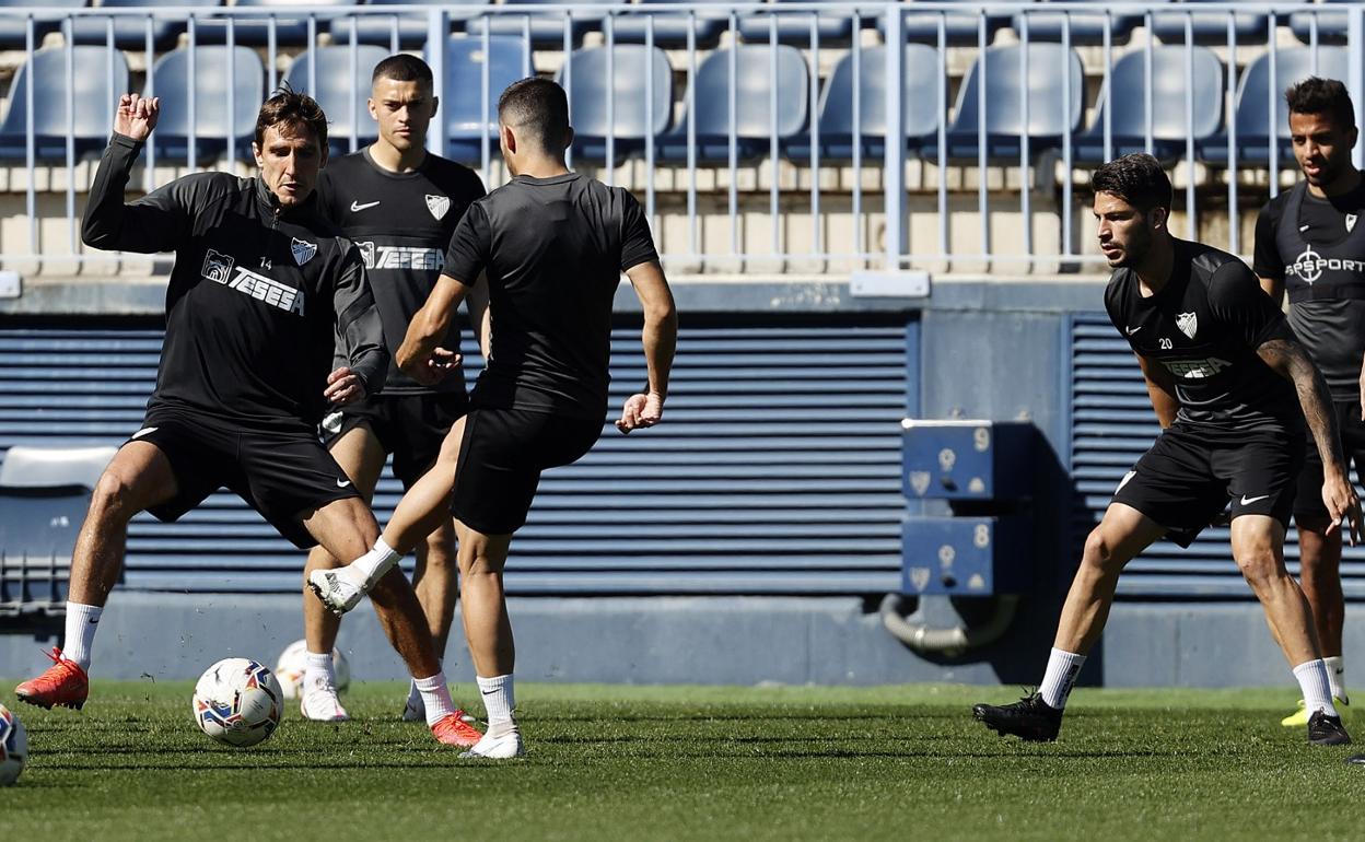 Scepovic, a la izquierda de la imagen, durante el entrenamiento de ayer con el Málaga en La Rosaleda.