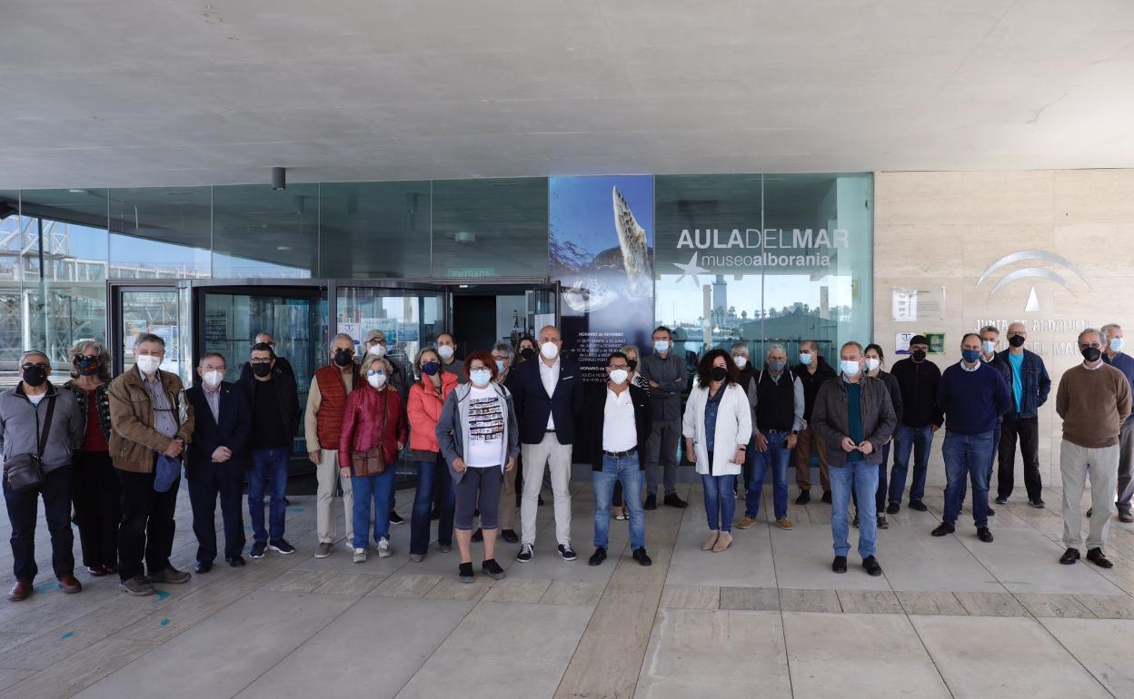 Responsables, trabajadores y simpatizantes del Aula del Mar, hoy durante la concentración. 
