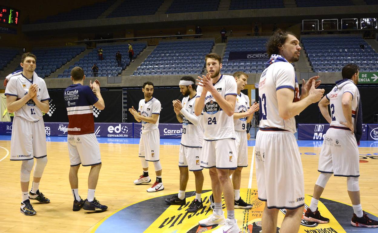 Los jugadores del Obradoiro, tras el duelo ante el Baskonia. 