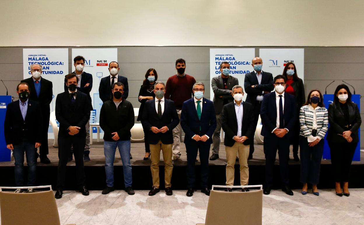 Una foto de familia con los asistentes al foro organizado por SUR y la Diputación de Málaga, con presencia de representantes empresariales y políticos, reunidos en el salón de actos del hotel NH en Málaga. 