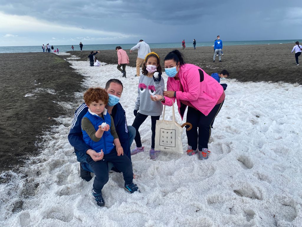 Fotos: Insólita imagen de la playa de Benajarafe tras la fuerte granizada de esta mañana