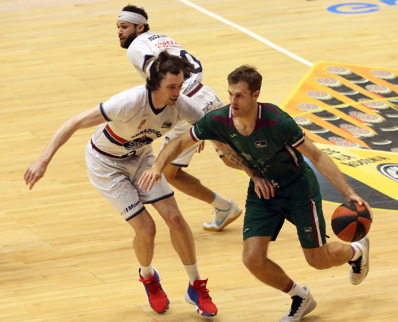 El Unicaja sobrevive a un pésimo final y gana al Obradoiro con un triple de Brizuela