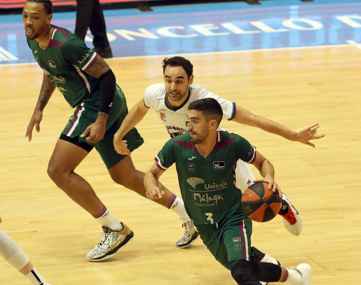 El Unicaja sobrevive a un pésimo final y gana al Obradoiro con un triple de Brizuela