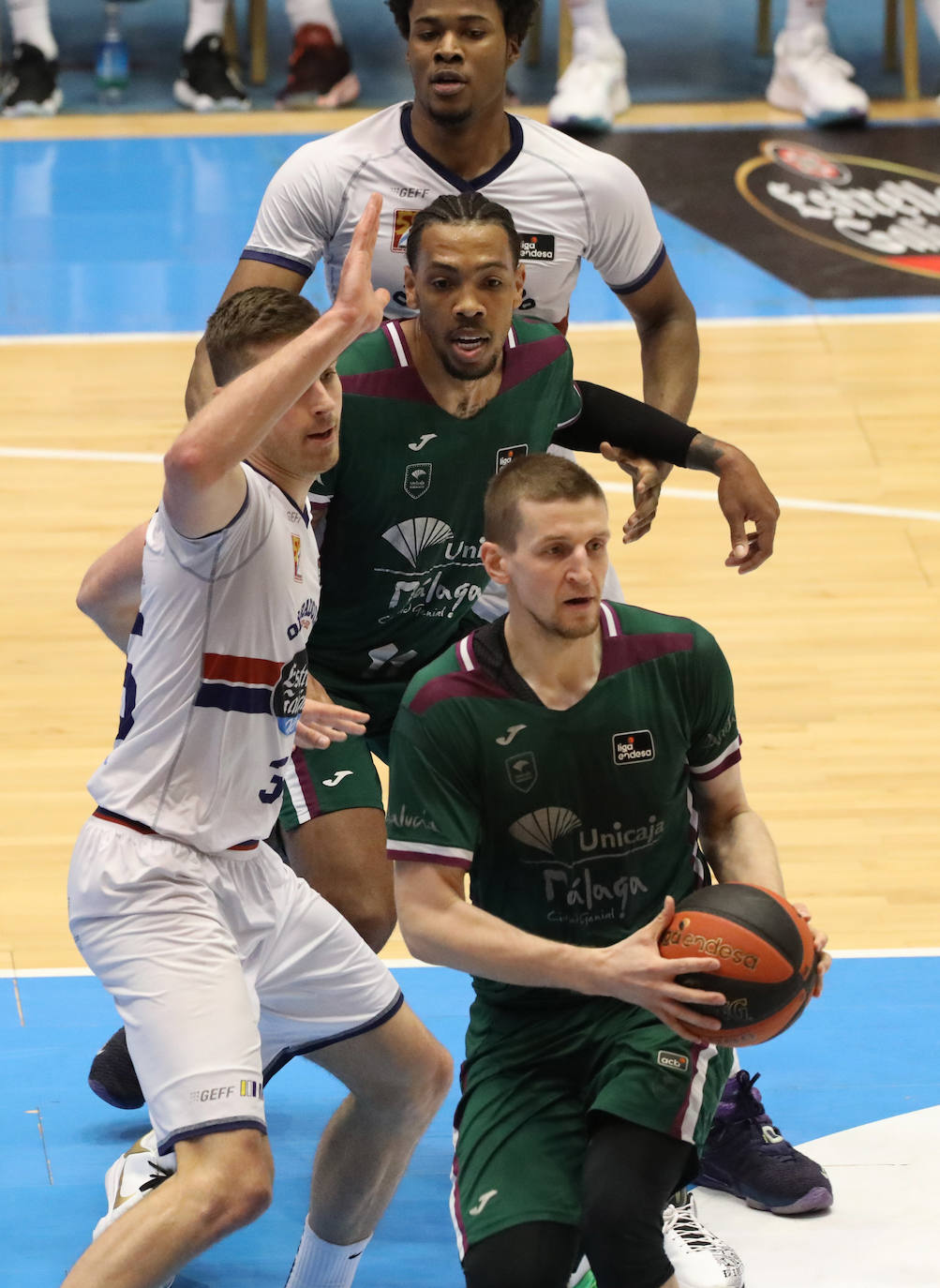 El Unicaja sobrevive a un pésimo final y gana al Obradoiro con un triple de Brizuela