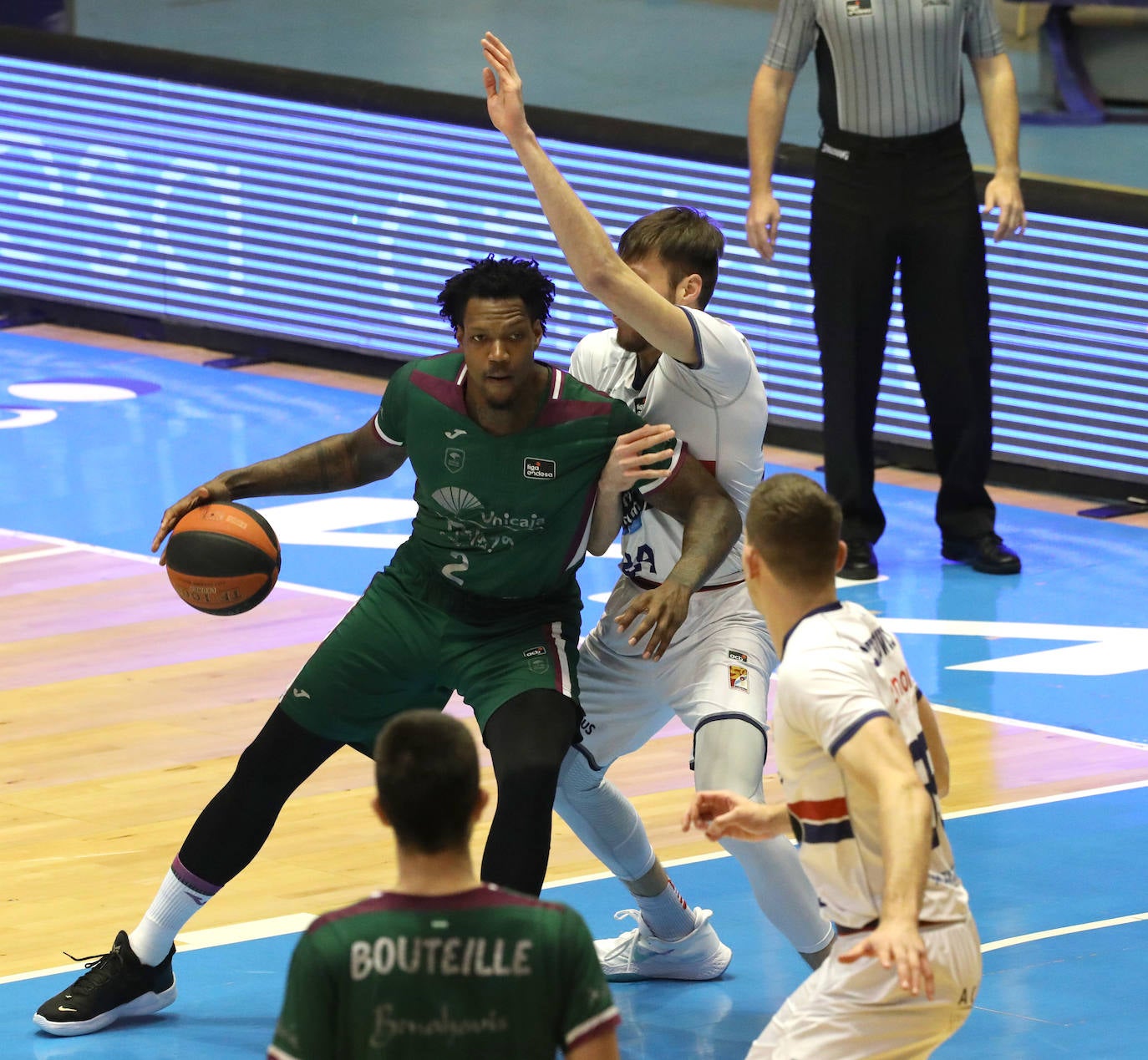 El Unicaja sobrevive a un pésimo final y gana al Obradoiro con un triple de Brizuela