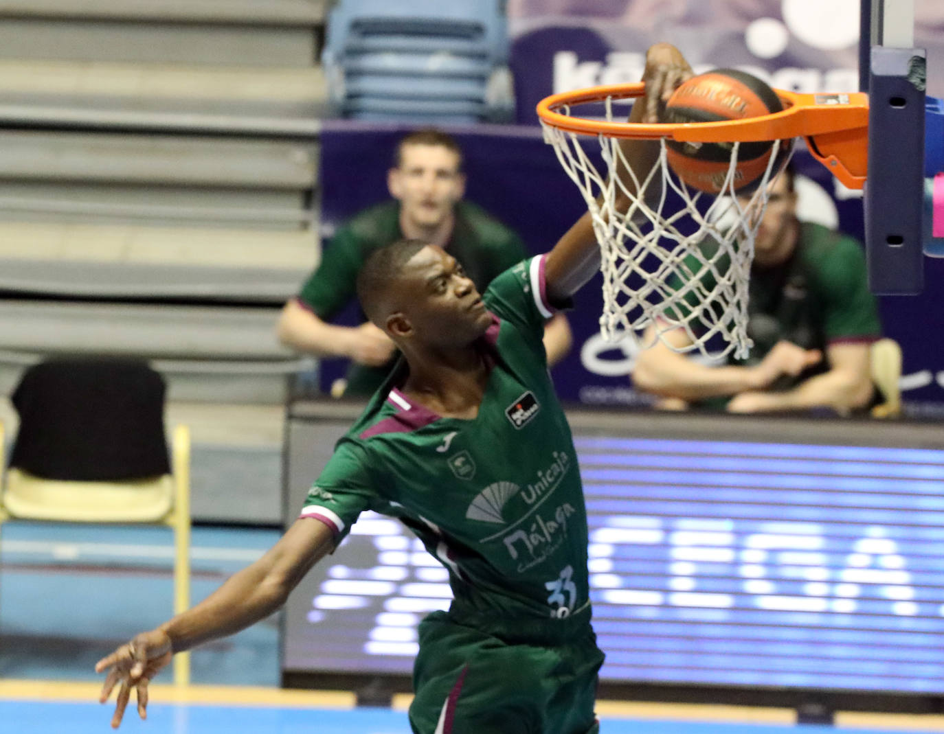 El Unicaja sobrevive a un pésimo final y gana al Obradoiro con un triple de Brizuela