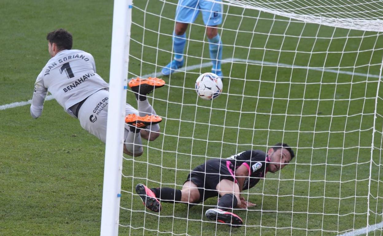 Imagen de la jugada en la que Folch, en el suelo, se queda con el balón tras hacerle falta a Soriano. 