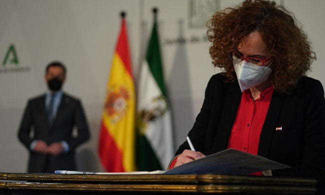 La secretaria general de CCOO Andalucía, Nuria López, en la firma del acuerdo.