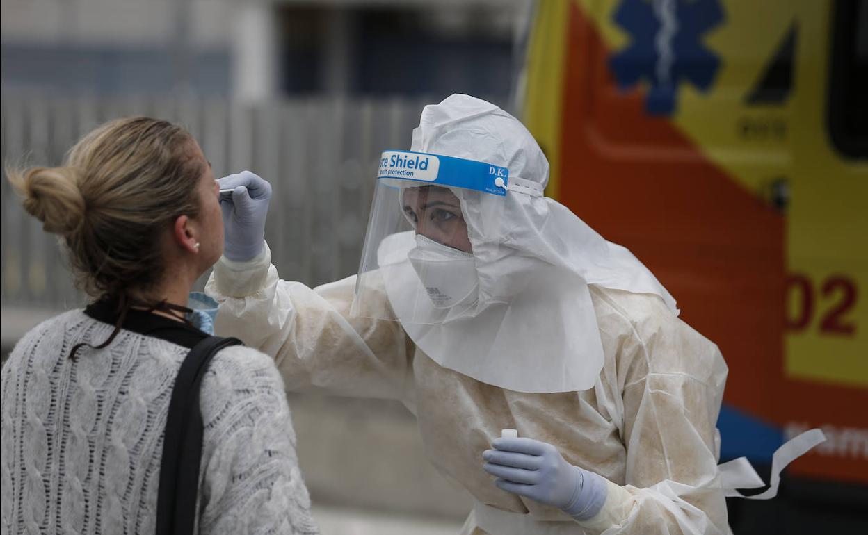 Una profesional sanitaria toma una muestra para detectar el Covid. 