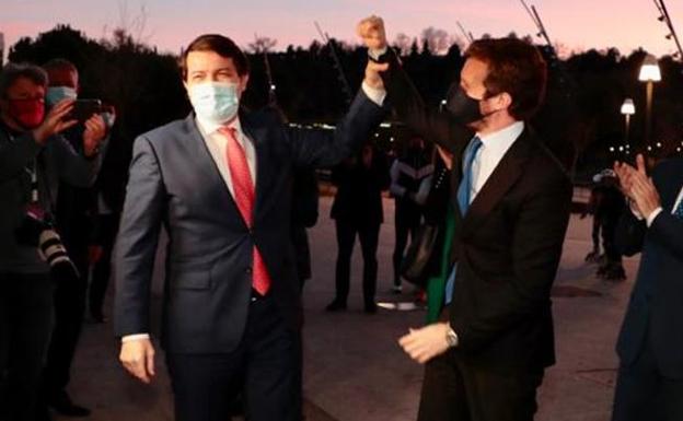 Alfonso Fernández Mañueco y Pablo Casado, presidente del Partido Popular, se saludan a las puertas del edificio de las Cortes.