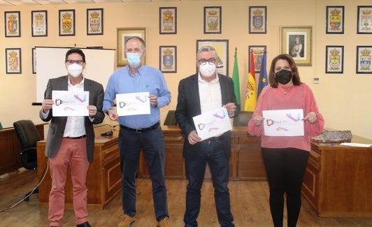 Autoridades, con el nuevo certificado. 