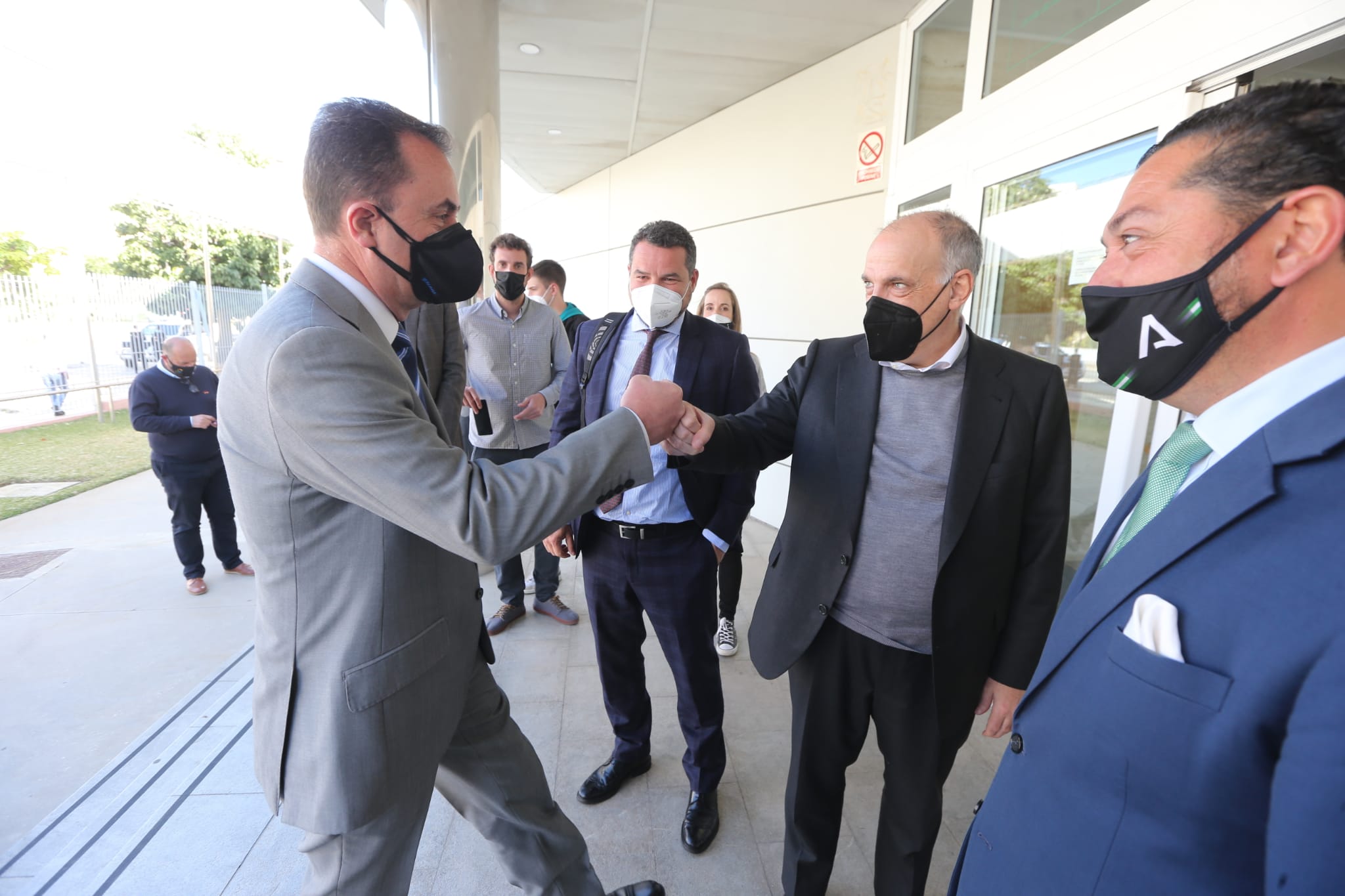 El presidente de LaLiga, Javier Tebas (d), y el administrador del Málaga, el abogado y economista José María Muñoz, se saludan en el Instituto Andaluz del Deporte en Málaga.