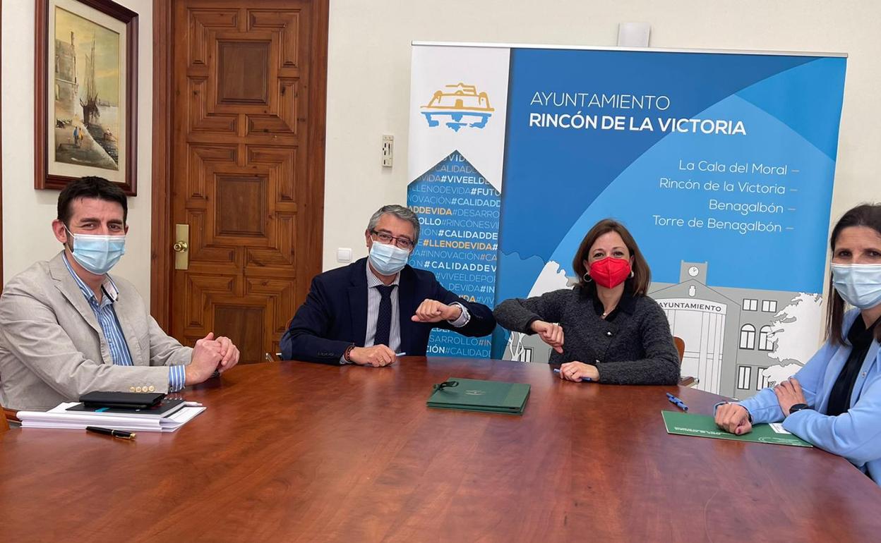 El alcalde rinconero y la delegada de la Junta, en la firma del convenio este miércoles. 
