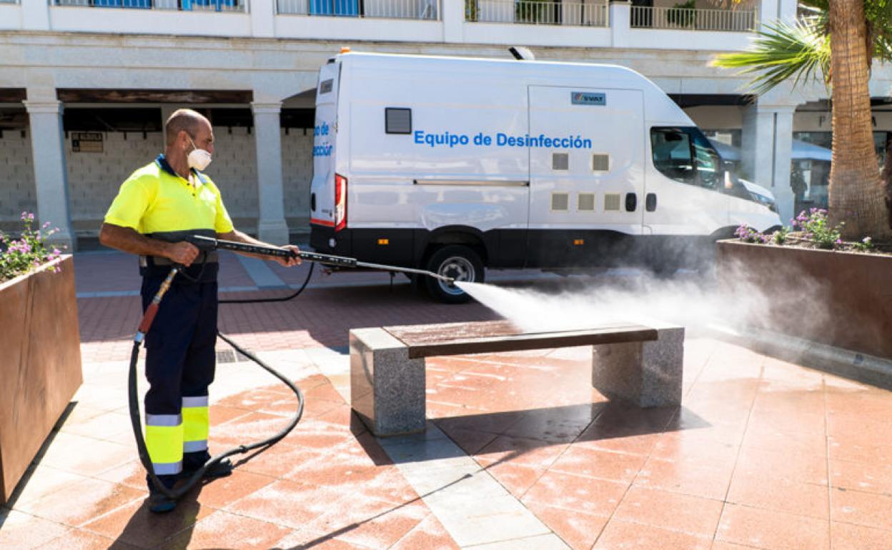 Un operario del servicio municipal de limpieza de Nerja, en la céntrica plaza de España. 