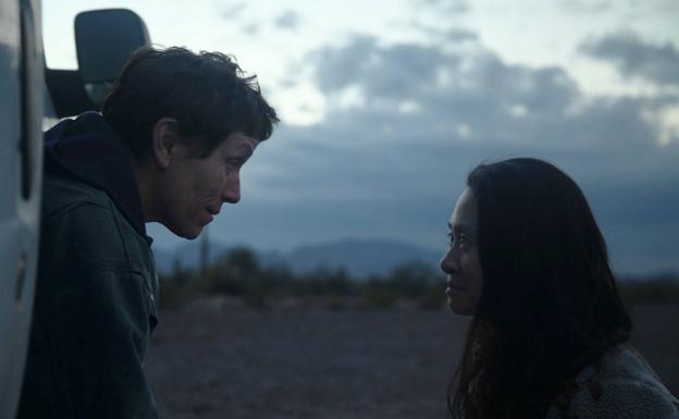 Frances McDormand y la directora de 'Nomadland', Chloé Zhao.