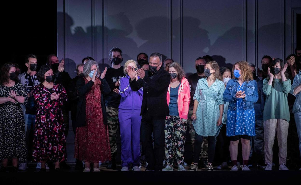 Artistas que participan en la representacion de 'Fausto' en la Opera de París.