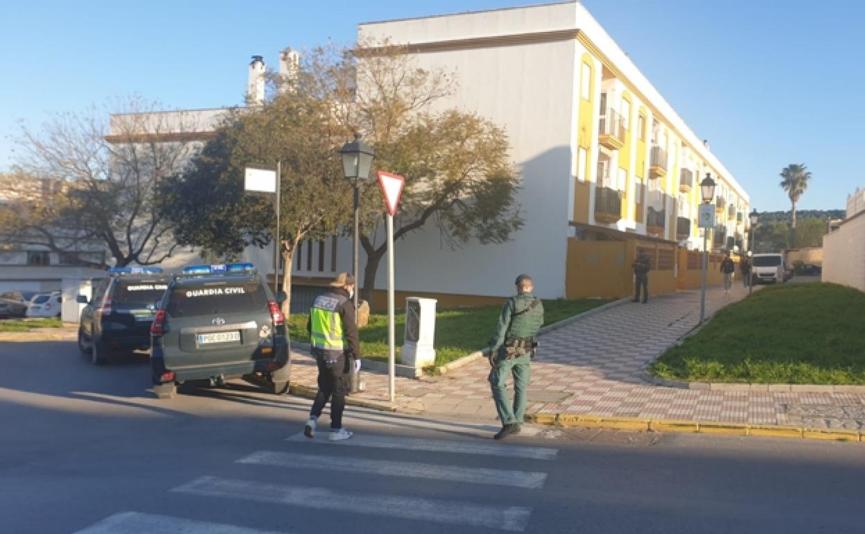 Agentes de la policía Nacional y la Guardia Civil durante la operación. 