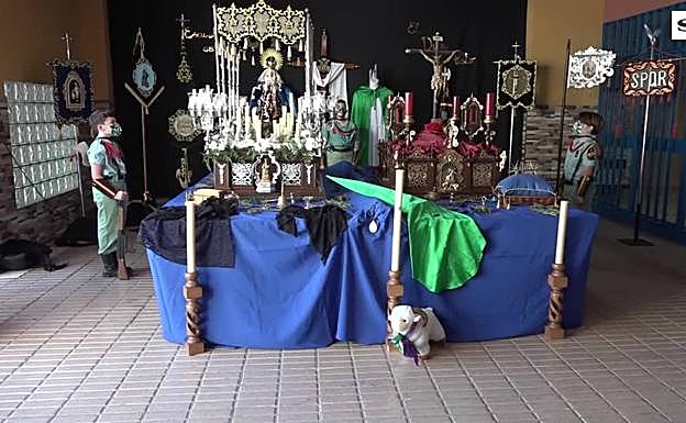 Museo cofrade instalado en el porche del colegio El Divino Pastor. 