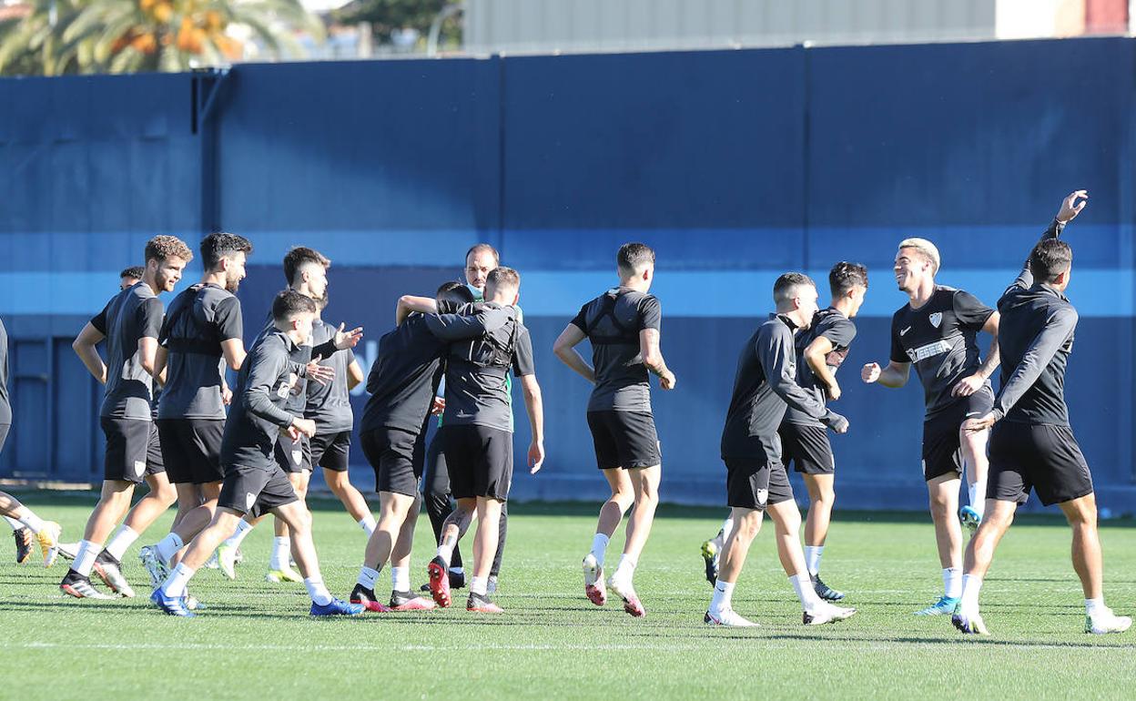 La plantilla malaguista, en un entrenamiento. 