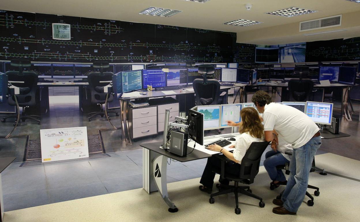 Investigadores en un laboratorio del Centro de Tecnología Ferroviaria. 