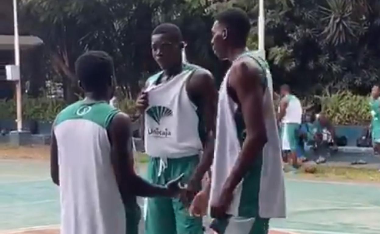 Los jugadores de la escuela Cercle Eläis con las equipaciones del Unicaja. 