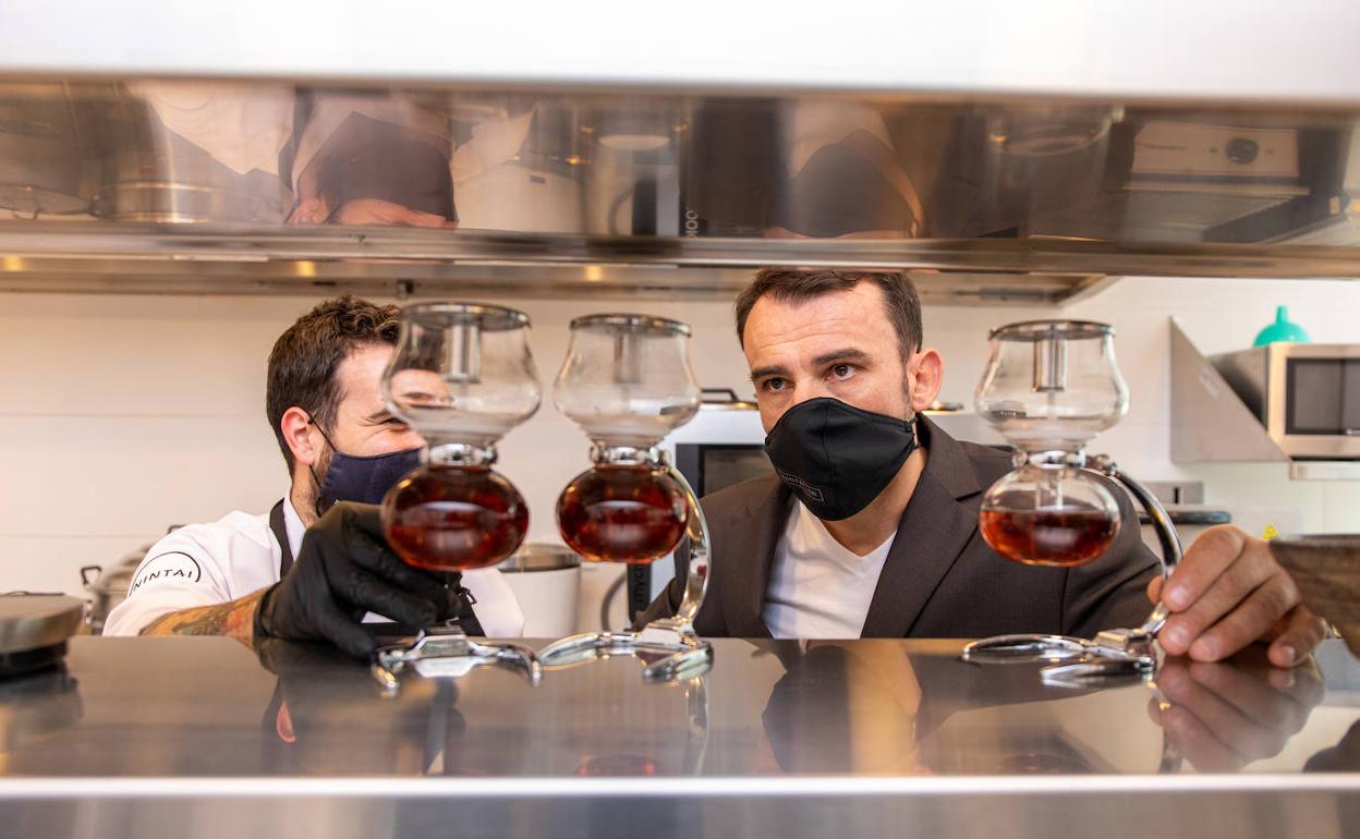 Juego en equipo. En la imagen, Granda con un cocinero de Nintai. Coordinar cuatro restaurantes exige engrasar y cuidar a los equipos.