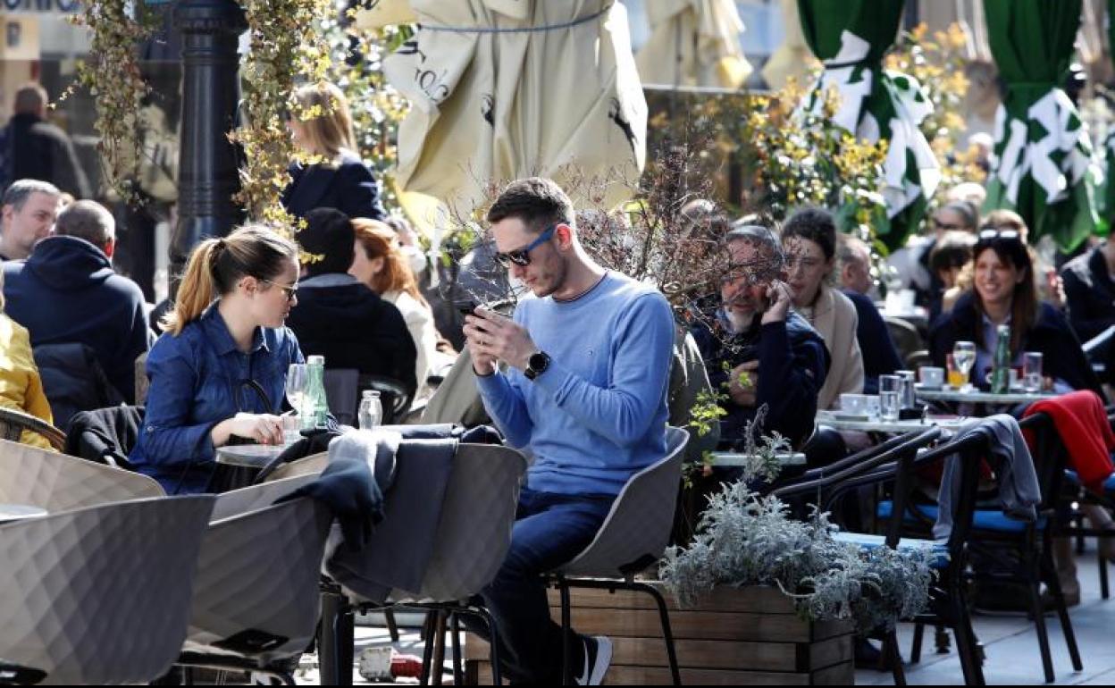 Clientes en una terraza