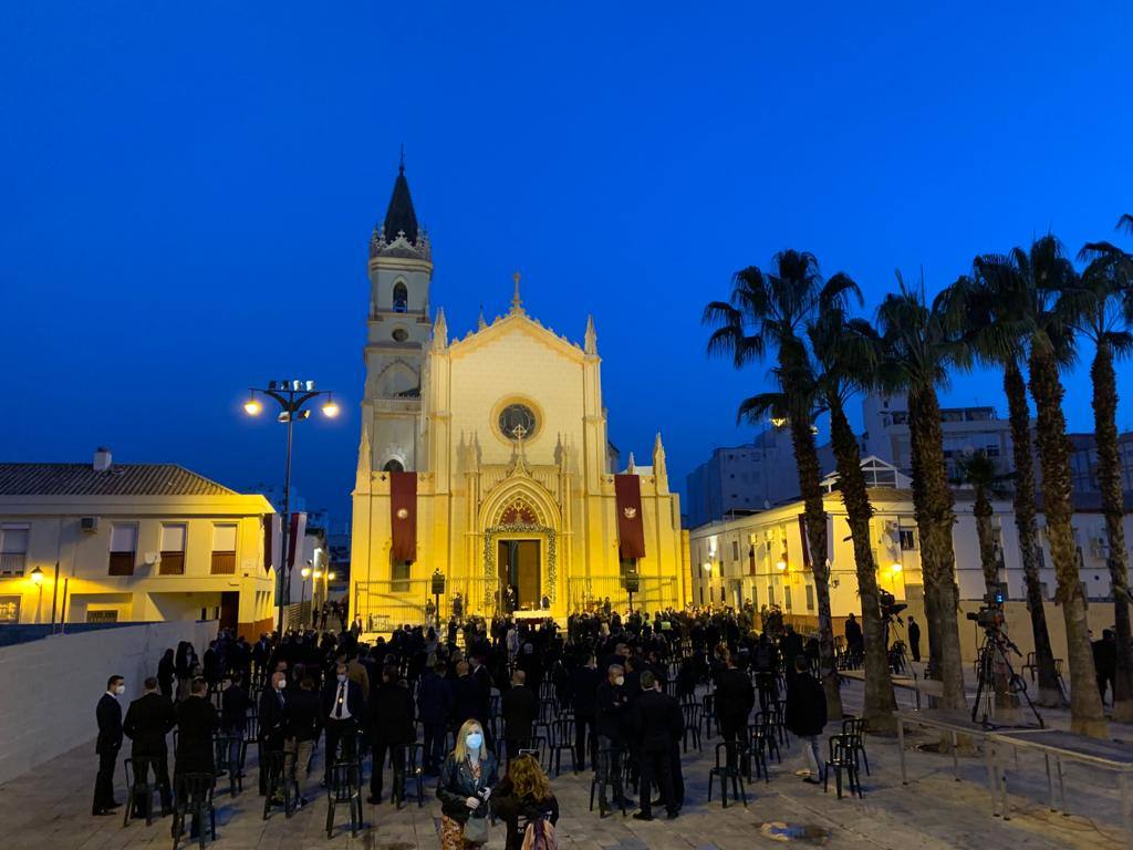 La ceremonia, oficiada por el obispo de Málaga, ha tenido lugar al aire libre en una plaza de San Pablo aforada con la única asistencia de 288 personas.