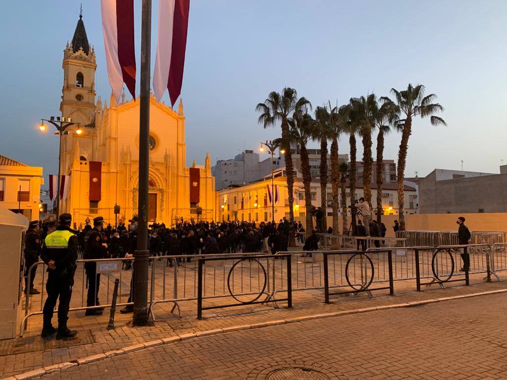 La ceremonia, oficiada por el obispo de Málaga, ha tenido lugar al aire libre en una plaza de San Pablo aforada con la única asistencia de 288 personas.