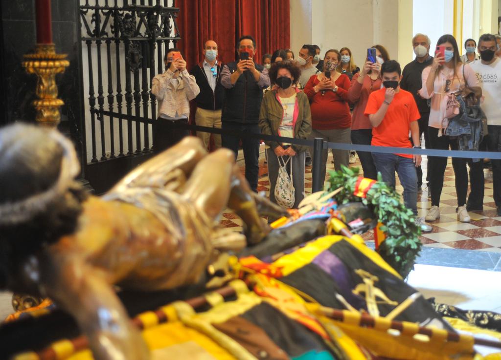 Acto de imposición de la corona al Cristo en la capilla de Mena.