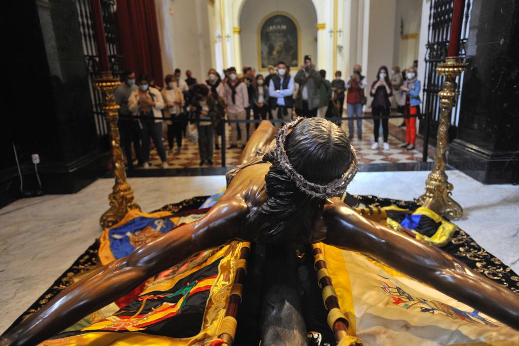 Acto de imposición de la corona al Cristo en la capilla de Mena.