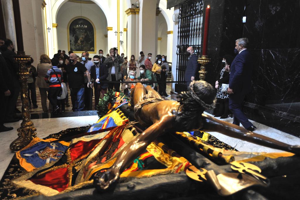 Acto de imposición de la corona al Cristo en la capilla de Mena.