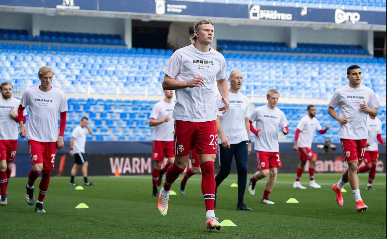 Haaland lidera a la selección de Noruega en La Rosaleda. Durante el calentamiento y en el momento de escuchar los himnos, los jugadores llevaron una camiseta con el mensaje: «Derechos humanos, dentro y fuera del campo»