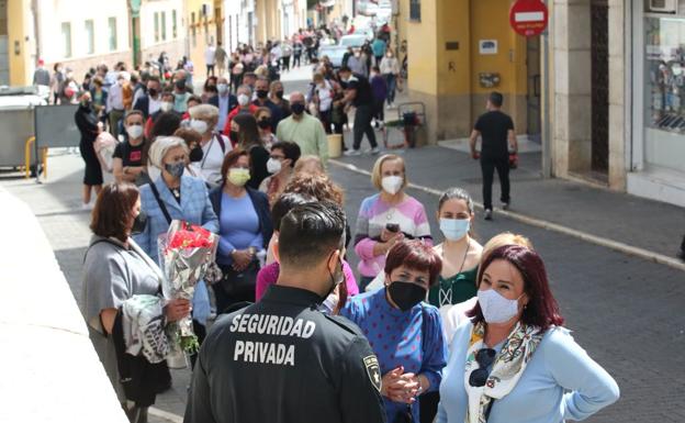 Semana Santa Málaga 2021: Cola de fieles para ver al Cautivo y la Trinidad