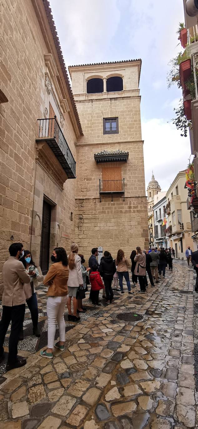 Colas a las puertas de la iglesia de San Agustín para la misa de palmas de Pollinica.