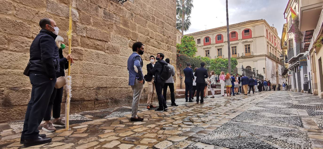 Colas para asistir a la Misa de Palmas de la Pollinica en la Iglesia de San Agustín.