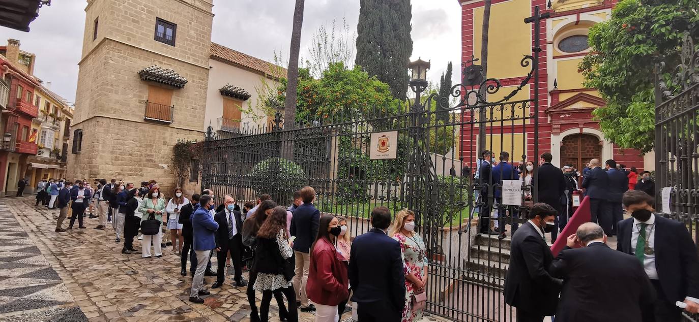 Colas para asistir a la Misa de Palmas de la Pollinica en la Iglesia de San Agustín.