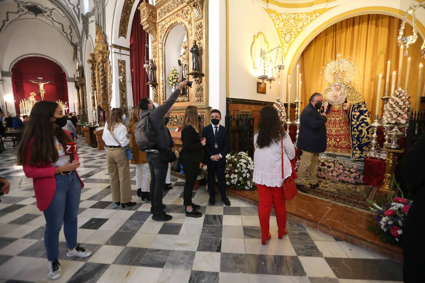 Veneración de María Santísima de Lágrimas y Favores en la Iglesia de San Juan Bautista.